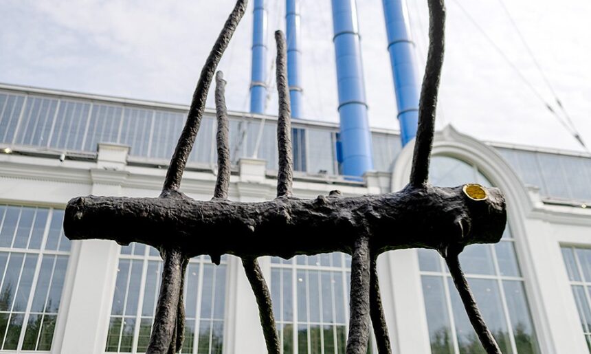 Во дворе «ГЭС-2» в Москве установили скульптуру Джузеппе Пеноне