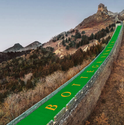Великую Китайскую стену украсила цифровая инсталляция от Bottega Veneta