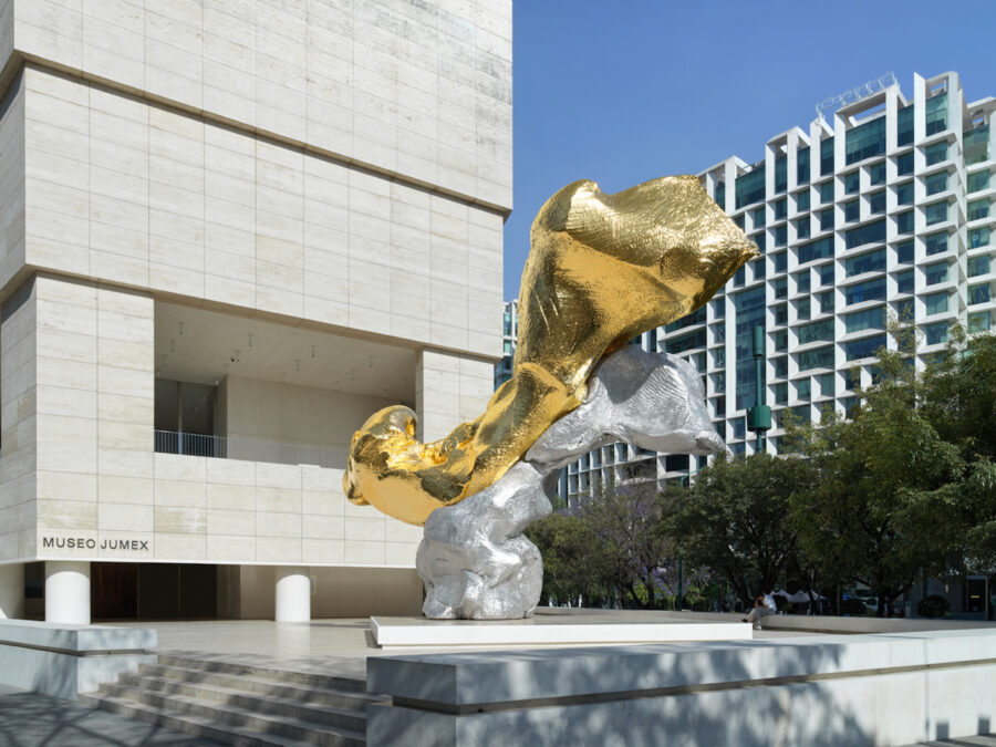10-метровая скульптура «Влюбленные №2» Урса Фишера установлена в столице Мексики