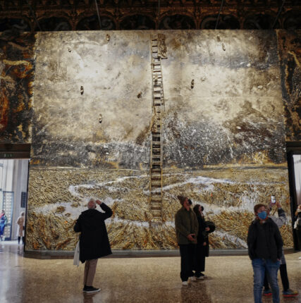Фоторепортаж: «Ансельм Кифер. “Эти сочинения, когда их сожгут, наконец-то, прольют свет” (Андреа Эмо)» в венецианском Дворце Дожей