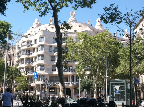 Барселона: за вдохновением от архитектуры Гауди