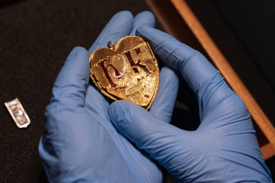 Британский любитель металлопоиска нашел кулон с инициалами Генриха VIII и Екатерины Арагонской
