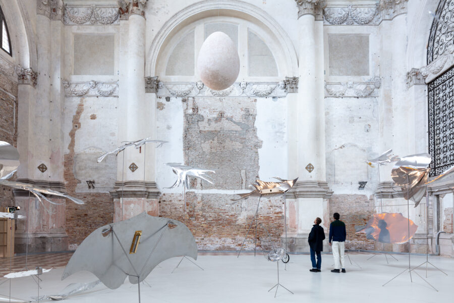 Дуэт художников превратил старинную венецианскую церковь в фантастический зверинец