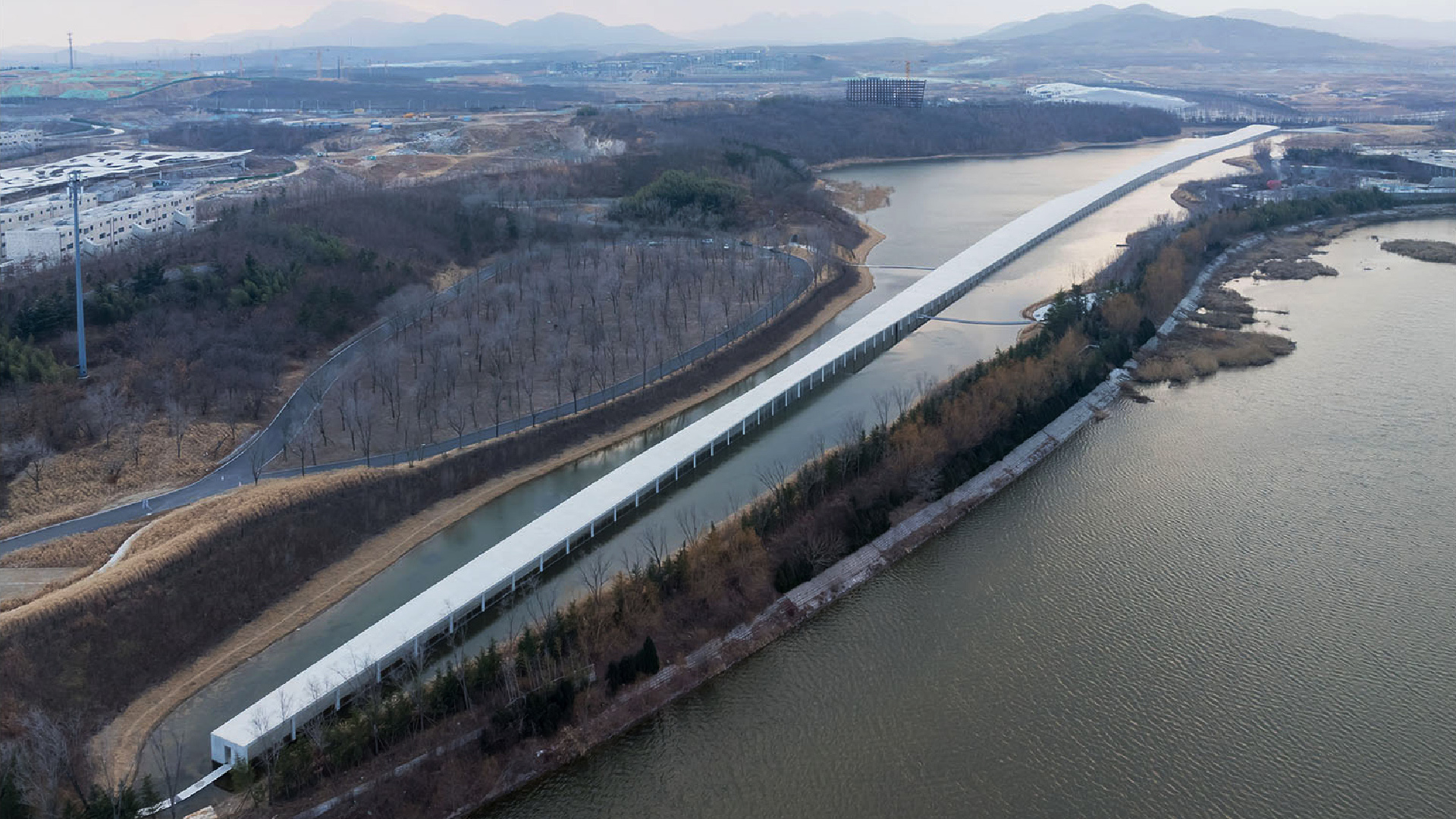 Дзюнья Исигами построил в Китае километровый музей над озером