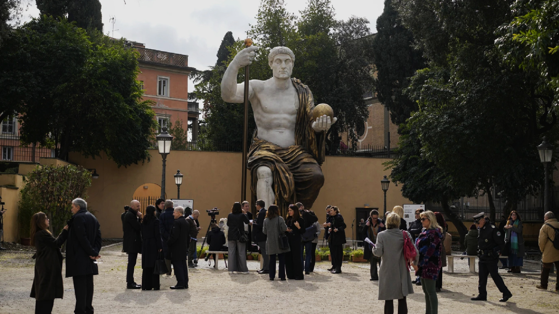 В Риме выставили воссозданный колосс императора Константина Великого